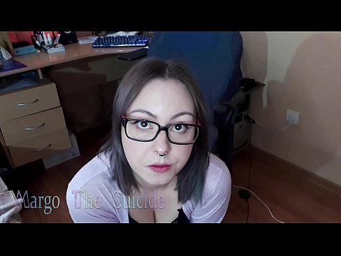 ❤️ 眼鏡をかけたセクシーな少女がカメラに向かってディルドを深くしゃぶる ️ 自家製ポルノ ❌️