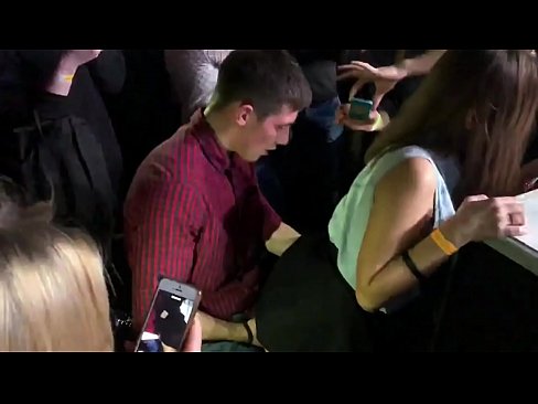 ❤️ ロシアのナイトクラブでリアルセックス。18歳のロシア人少女がナイトクラブで肛門と膣を犯される ️ 自家製ポルノ ❌️